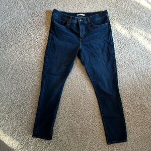 Levi Strauss, size 32, dark wash jean capris, stretch